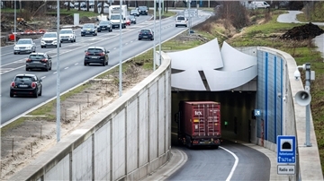Lkw fährt in den Hafentunnel hinein. 