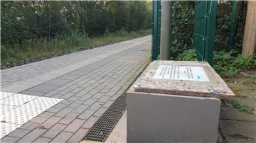 Die Trümmer am Wremer Bahnhof sind weg. Vom Automaten ist nur noch der Fuß übrig.