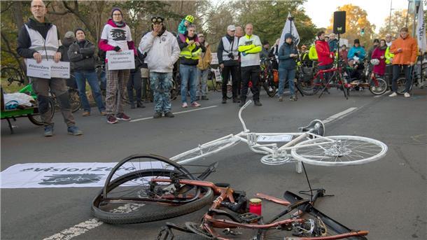 Die Trümmer des Fahrrads der getöteten Frau und ein sogenanntes Geisterrad liegen auf der Bundesallee in Berlin-Wilmersdorf.