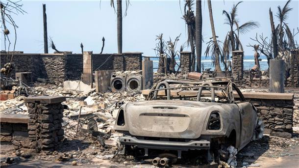 Bereits 67 Tote nach Bränden auf Hawaii Die Trümmer des Waldbrandes in Lahaina.
