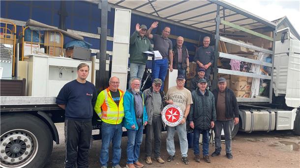 Männer vor beladenem Lkw