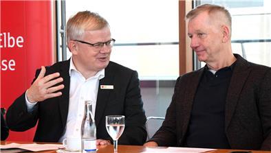 Die TSG Bremerhaven will sich im Dezember wieder auf der internationalen Bühne präsentieren. Die Wespa (hier Vorstand Peter Klett (links) mit TSG-Präsident Horst Beer) unterstützt das.
