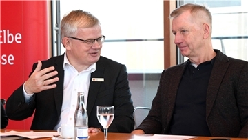 Die TSG Bremerhaven will sich im Dezember wieder auf der internationalen Bühne präsentieren. Die Wespa (hier Vorstand Peter Klett (links) mit TSG-Präsident Horst Beer) unterstützt das.