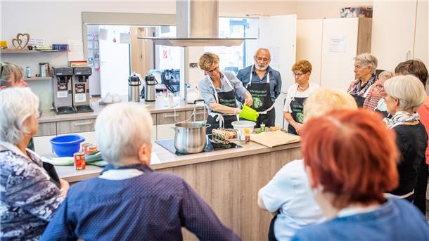 Die TSV Wulsdorf bietet ihren Mitgliedern spezielle Kochkurse für gesunde Ernährung von Herzpatienten an. Im Bild (Mitte): Diätassistentin Insa Behrends zeigt den Teilnehmern frische Rezepte.