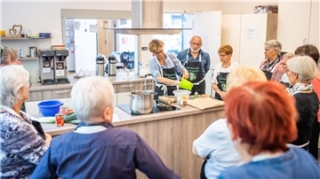 Die TSV Wulsdorf bietet ihren Mitgliedern spezielle Kochkurse für gesunde Ernährung von Herzpatienten an. Im Bild (Mitte): Diätassistentin Insa Behrends zeigt den Teilnehmern frische Rezepte.