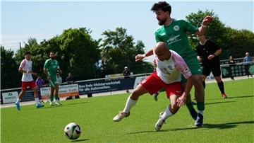 Die TSV Wulsdorf mit Ali Murad (rechts) und der FC Sparta Bremerhaven mit Tolga Salduz starten mit Heimspielen in die neue Saison. Am 18. Mai trennten sich beide Protagonisten in Wulsdorf 1:1.