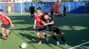 Fußballer auf dem Platz.