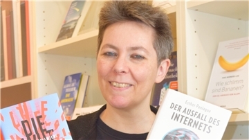 Die Tücken des Internets studiert Nicole Steffens (Buchhandlung Mausbuch) in ihrem Lieblingsbuch.