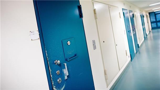 Die Tür einer Gefängniszelle der Justizvollzugsanstalt (JVA) ist verschlossen.