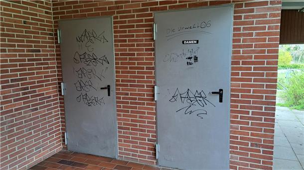 Die Türen des Vereinsheims des TSV Uthlede wurden beschmiert. 