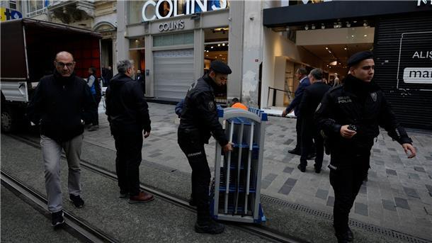 Festnahmen nach Anschlag in Türkei - Regierung in der Kritik Die türkische Polizei gibt die beliebte Fußgängerzone Istiklal wieder frei.