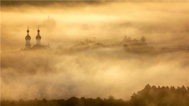 Bilder des Tages Die Türme St. Simon und Juda stehen im Morgennebel.
