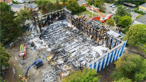 Schaden in Millionenhöhe bei Turnhallenbrand in Hannover Die Turnhalle ist nach einem Großbrand komplett zerstört.