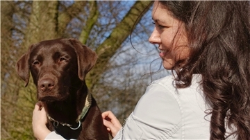 Die TV-Moderatorin Vanessa Kossen ist nicht nur eine bekannte Förderin des Plattdeutschen, sie setzt sich auch für Tiere ein.