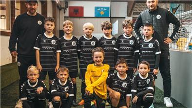 Die U10-Küstenauswahl der Trainer Ole Aldag (links) und Fat Gjikolli errang zwei Siege beim Leistungsvergleich in Dorum.