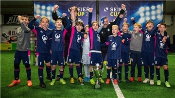 Die U11-Nachwuchskicker aus Wulsdorf sicherten sich in Dorum den Seier-Cup gegen prominente Gegner.