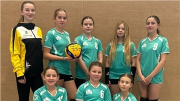 Die U14 -Volleyballerinnen vom GTV Bremerhaven freuen sich über ihren Einzug in die Endrunde: (stehend v. l.) Trainerin Fenna Claußen, Angelina Bitter, Paula Jackl, Lea Dechena, Amiyha Ehmcke, (vorn v. l.) Jaynie Kleemann, Emma Hildebrandt, Henriette Siemsen.