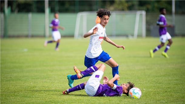 Ein Fußballer in Aktion