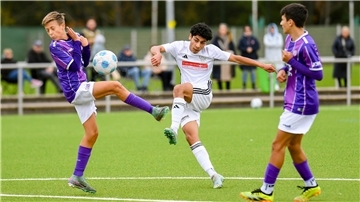 Die U15 des JFV um Poyan Mohammadi (Mitte) konnten sich gegen den VfL Osnabrück nicht genug Torchancen erarbeiten.