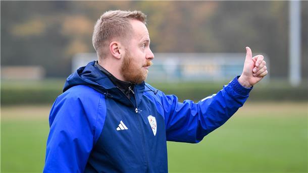 Ein Trainer zeigt den Daumen hoch.