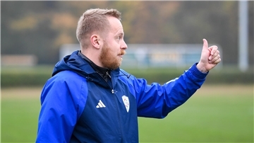 Ein Trainer zeigt den Daumen hoch.