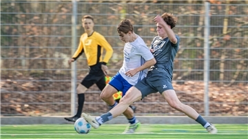 Fußballer im Zweikampf