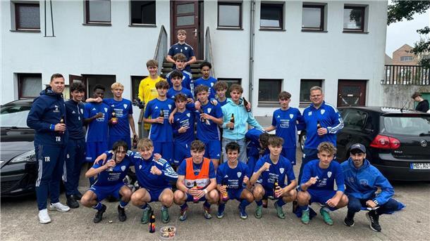Die U17-Fußballer des JFV Bremerhaven freuen sich über die Sommermeisterschaft in der Verbandsliga. Das Team von Trainer Dennis Polit (links) hat jetzt die Chance, in die Regionalliga aufzusteigen.
