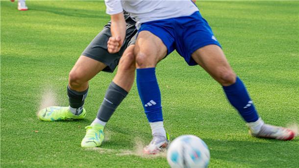 Die U17-Fußballer des JFV Bremerhaven mussten sich unter den Augen von TV-Moderator Alexander Bommes dem Hamburger SV geschlagen geben.