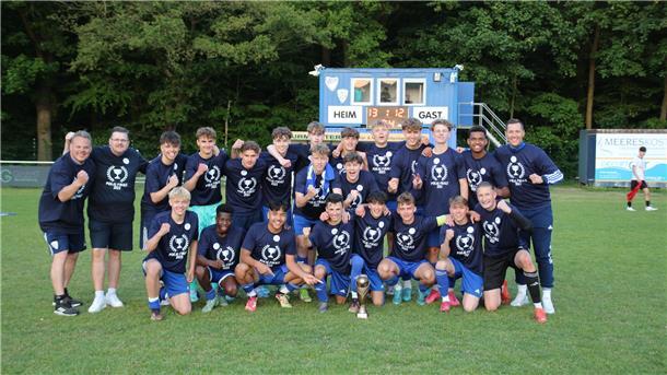 Die U17-Fußballer des JFV Bremerhaven von Trainer Dennis Polit (rechts) setzte sich auch im Pokalfinale gegen einen höherklassigen Gegner durch.