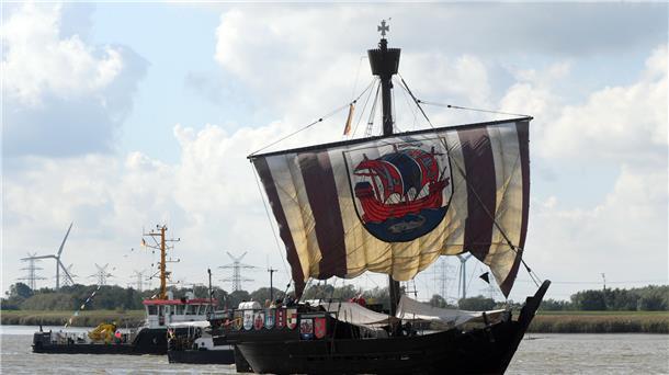Die "Ubena" und ein Arbeitsboot.