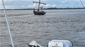Auf der Außenweser ist am Donnerstagabend, 31. August 2023, ein Hansekoggen-Nachbau mit 45 Menschen an Bord festgekommen.