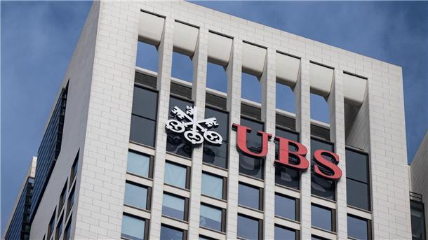 UBS gewinnt neue Kundengelder Die UBS verwaltete Ende März 4,16 Billionen Dollar an Vermögen. Zusammen mit dem Geschäft der CS wären es über fünf Billionen Dollar - und die UBS damit mit Abstand der größte Vermögensverwalter der Welt.