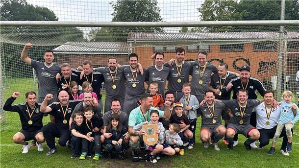 Die Ü32-Fußballer der SG Stinstedt/Düring feierten den Bezirksmeister-Titel.