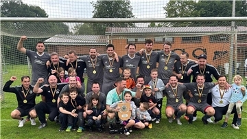 Die Ü32-Fußballer der SG Stinstedt/Düring feierten den Bezirksmeister-Titel.