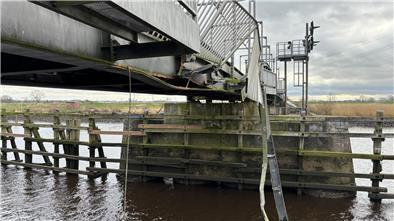 Die über die Hunte führende Eisenbahnbrücke bei Elsfleth wurde durch die Schiffskollision schwer beschädigt.