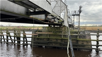 Die über die Hunte führende Eisenbahnbrücke bei Elsfleth wurde durch die Schiffskollision schwer beschädigt.