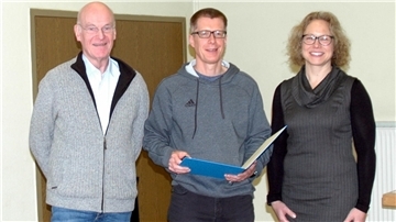 Die Übergabe der silbernen Ehrennadel des Deutschen Turner-Bundes (von links): Heiner Bartling (von links), Thorsten Danker und Juliane Schattauer.