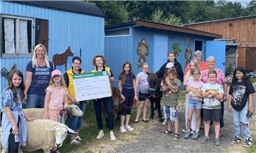 Spendenübergabe auf dem Gelände der Kinder- und Jugendfarm