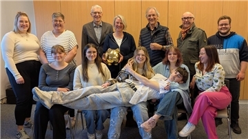 1.Reihe: Silas Engels

2.Reihe: Anna Sikora. Marlen Müller, Jacqueline Hofer, Alex Endom, Katja Kramer

3.Reihe: Inessa Ostendorp, Bianca Ostendorp, Cristian Müller, Stefanie Seyfarth mit

„Lotte“, Stefan Tönjes, Thomas Hundhausen, Marius – Patrick Gericke