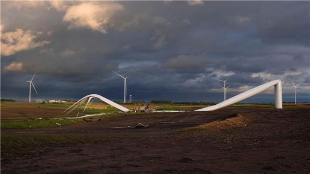 Tote und Schäden nach Tornados in den USA Die Überreste einer durch einen Tornado beschädigten Windturbine in der Nähe von Prescott, Iowa.