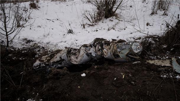 Krieg gegen die Ukraine: So ist die Lage Die Überreste einer Rakete liegen am Straßenrand in Kiew.
