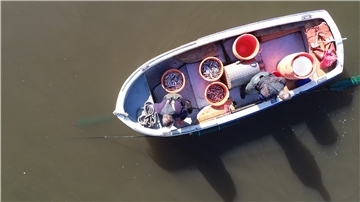 Die Überwachung der Fischerei auf der Weser bis Bremen gehört auch zu den Aufgaben des Fischereiamts. Weil der bisherige Dienstsitz sanierungsbedürftig ist, bezieht die Behörde im Fischereihafen ein anderes Gebäude in der Nachbarschaft.