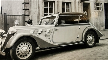 Die Ueckes verdienten mit dem Union-Kino gutes Geld. So gehörten sie auch zu den ersten Nordenhamern, die sich ein eigenes Auto (1937) leisten konnten.
