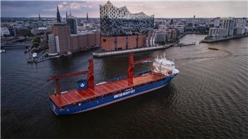 Die „UHL Fable“ fährt auf dem Weg zu ihrer Taufe am Baakenhöft an der Elbphilharmonie vorbei.