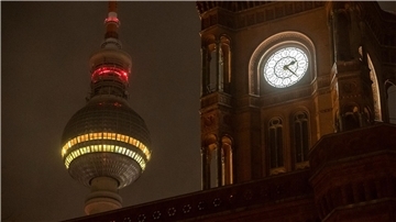 Die Uhr am Roten Rathaus in Berlin zeigt die Uhrzeit an. Zum Beginn der Sommerzeit wurden die Uhren in der Nacht um eine Stunde vorgestellt.