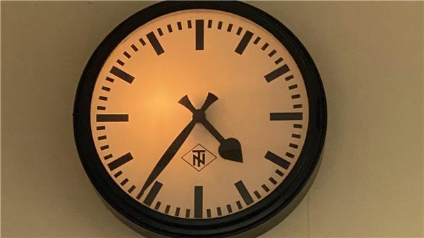 Die Uhr an der Wand hinter dem Tresen hing früher im Giebel des Güterschuppens.