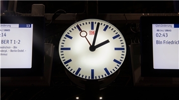 Die Uhr auf einem Gleis im Berliner Hauptbahnhof zeigt zwei Minuten nach 2 Uhr in der Früh.