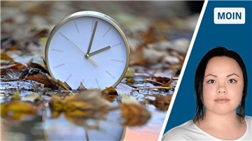 Eine Uhr und Moin Autorin Feenke Hornbostel. 