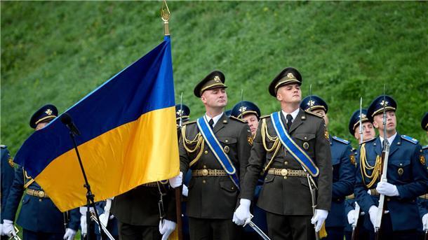 Ukraine feiert Nationalflagge - Russen rücken weiter vor Die Ukraine geht am Samstag den Tag ihrer Nationalflagge. Am Sonntag ist Unabhängigkeitstag.
