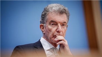 Die Ukrainer hätten sich bisher strikt daran gehalten, russische Stellungen nur auf ukrainischem Gebiet anzugreifen, sagt Christoph Heusgen.